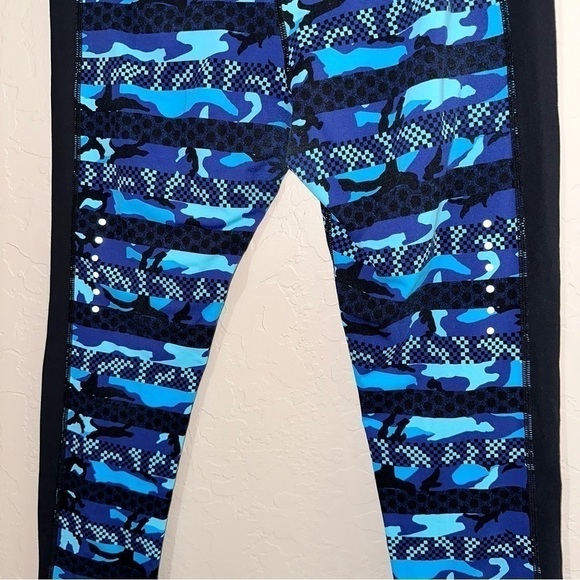 Nike Dri Fit Women’s Sz M Camo Blue 22” Capri Tights Activewear Pants - Picture 4 of 10